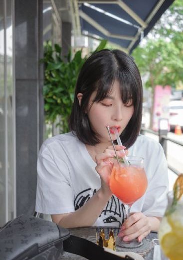 双胞胎姐妹的蔑视