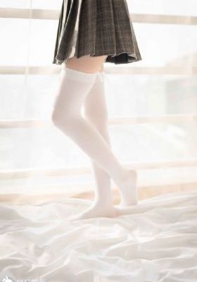 被闺蜜扒了内裤光着屁股打